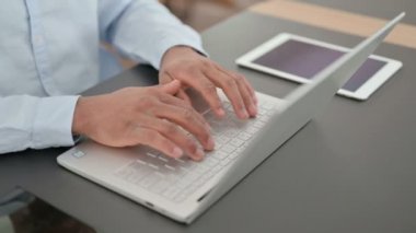 Laptop 'ta Yazan Afrikalı Adamın Elleri, Üst Görünüm 