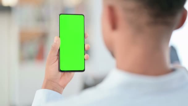 Hombre africano usando Smartphone con pantalla clave de croma verde — Vídeos de Stock