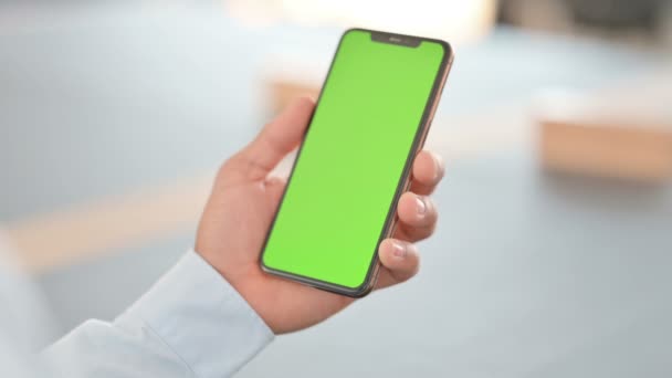 Ruce člověka pomocí Smartphone se zelenou Chroma Key Screen — Stock video