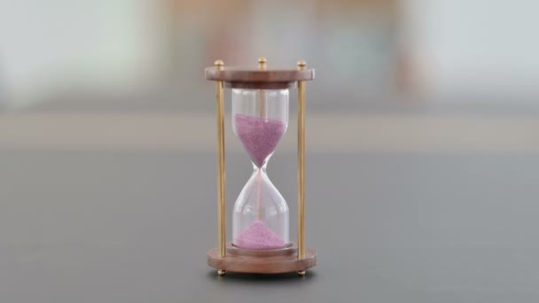 Zbliżenie klepsydry na stole, zegar z piaskiem — Wideo stockowe