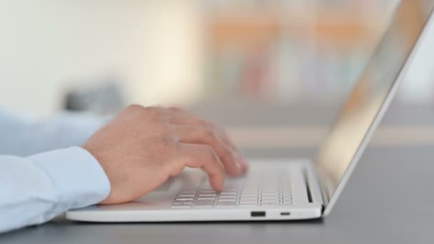 Mãos africanas digitando no laptop, close-up — Vídeo de Stock