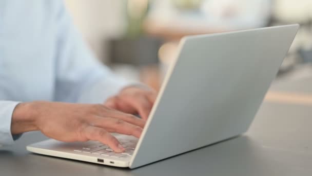 Mãos de homem africano digitando no laptop, close-up — Vídeo de Stock