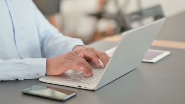 Africano homem digitando no laptop no escritório, close-up — Vídeo de Stock