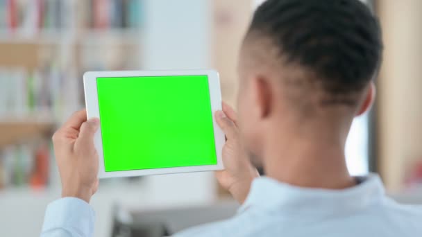 African Man Oglądanie Tablet z zielonym ekranem Chroma Key, Widok na tył — Wideo stockowe