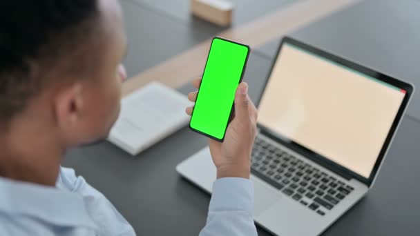 Hombre africano usando Smartphone con pantalla clave de croma verde — Vídeos de Stock