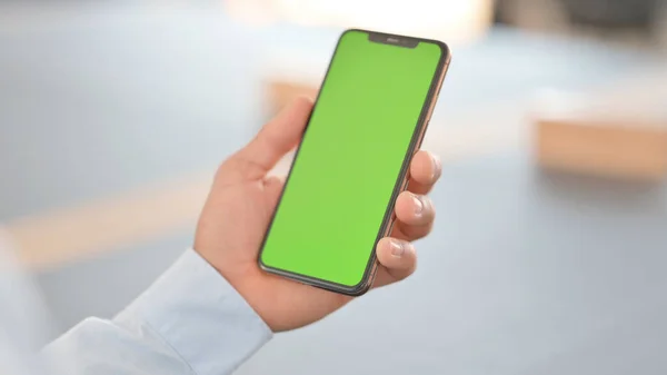 Držení zelené Chroma Key Smartphone, Africká ruka — Stock fotografie