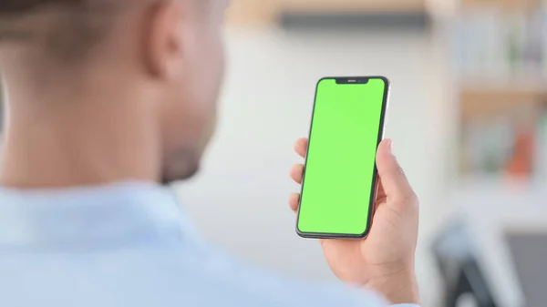 Afričan Muž Sledování Smartphone se zelenou obrazovkou — Stock fotografie