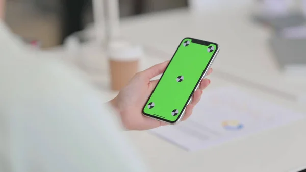 Držení smartphonu se zelenou obrazovkou Chroma Key — Stock fotografie