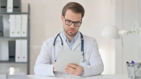 Mężczyzna lekarz za pomocą tabletu cyfrowego — Zdjęcie stockowe