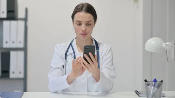 Vrouwelijke arts met behulp van Smartphone — Stockfoto