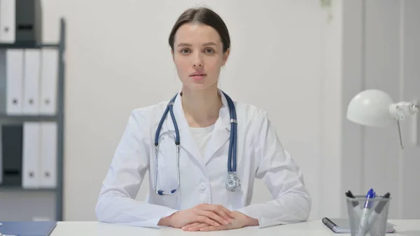 Médico femenino serio mirando a la cámara — Foto de Stock