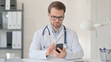 Ofiste Smartphone kullanan Erkek Doktor 