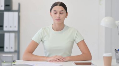 Kapalı Gözlü Genç Latin Kadın Ofiste Oturuyor