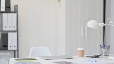 Masasında Bilgisayarı Kapalı Boş Ofis