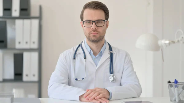 Mężczyzna lekarz patrząc w w aparat — Zdjęcie stockowe