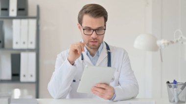 Erkek Doktor 'un Tabletteki Video Çağrısı