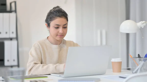 Fiatal indiai nő dolgozik Laptop — Stock Fotó