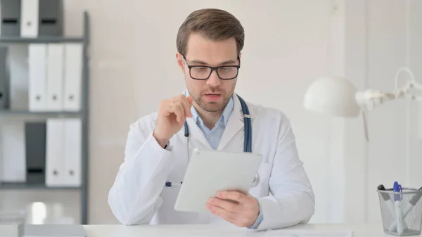 Videollamada en la tableta por el médico masculino — Foto de Stock