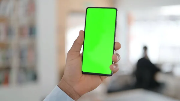 Africký muž drží Smartphone se zeleným Chroma Key Screen — Stock fotografie