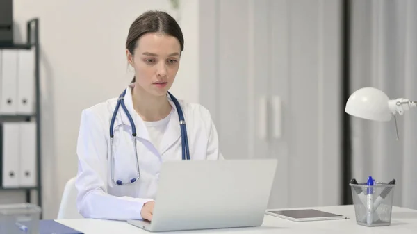 Vrouwelijke arts werkt op laptop in de kliniek — Stockfoto