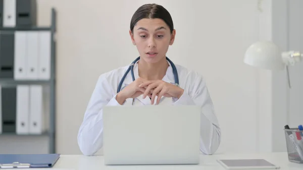 Kobieta lekarz robi wideo czat w klinice — Zdjęcie stockowe