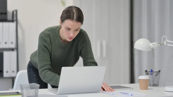 Jonge vrouw staande werken op laptop — Stockfoto