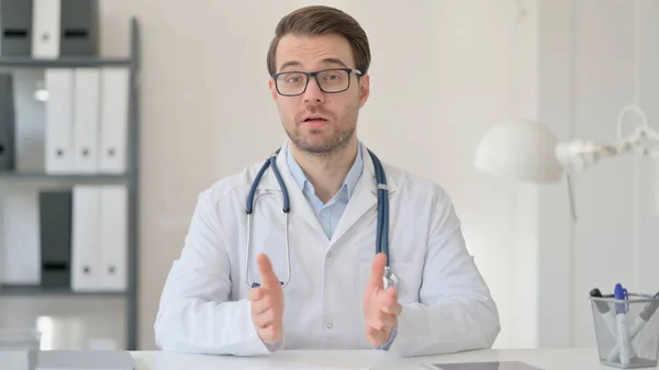 Mężczyzna lekarz rozmowy na wideo połączenie — Zdjęcie stockowe