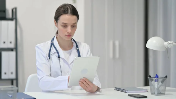 Vrouwelijke arts die Tablet gebruikt in de kliniek — Stockfoto