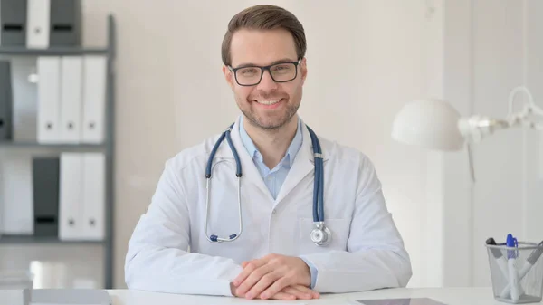 Doctor masculino sonriendo a la cámara — Foto de Stock