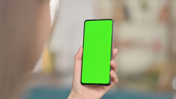 Žena pomocí Smartphone se zelenou obrazovkou, Chroma Screen — Stock fotografie