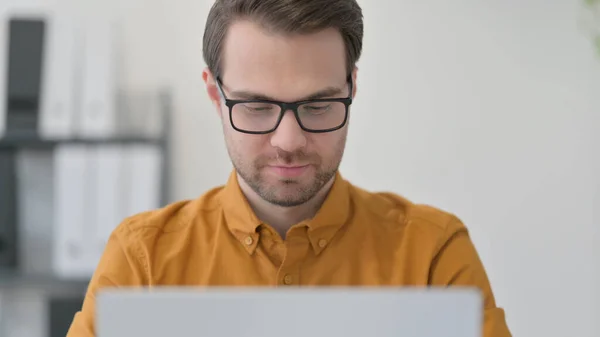 Närbild av Ung Man Arbetar på laptop i Office — Stockfoto