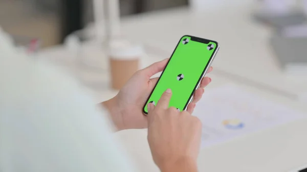 Utilizzando Smartphone con schermo chiave croma verde — Foto Stock