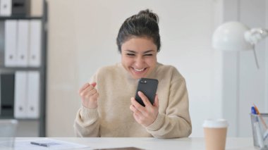 Genç Hintli Kadın Akıllı Telefonla Başarıdan Hoşlanıyor