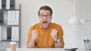 Genç Adam İşyerinde Zaferi Kutluyor, Kazanıyor 