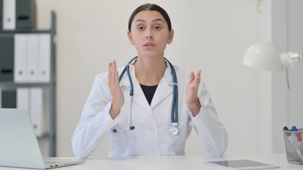 Kobieta Lekarz rozmawia z pacjentem na wideo czacie — Zdjęcie stockowe