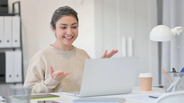 Fiatal indiai nő beszél video Chat a laptopon — Stock Fotó