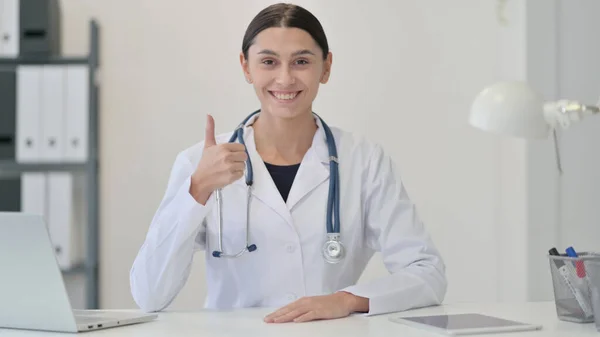 Pulgares hacia arriba signo por médico femenino — Foto de Stock