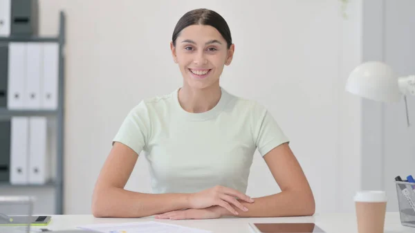 Joven latina sonriendo a la cámara — Foto de Stock