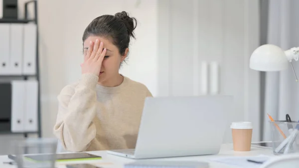 Mulher indiana jovem com laptop reagindo à perda — Fotografia de Stock