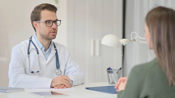 Mannelijke dokter bespreekt medisch dossier met patiënt — Stockfoto