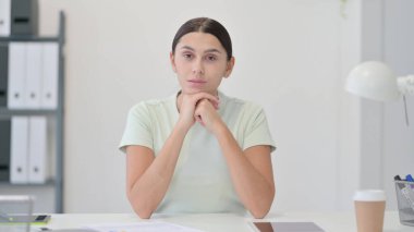 Çalışırken Düşünen Genç Latin Kadın Beyin Fırtınası