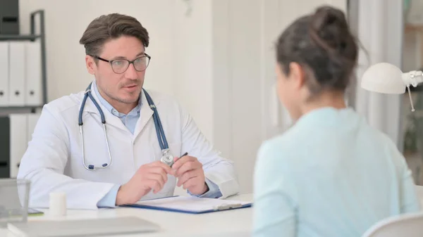 Orta Çağ Erkek Doktoru Hasta ve Tıbbi Raporları Tartışıyor