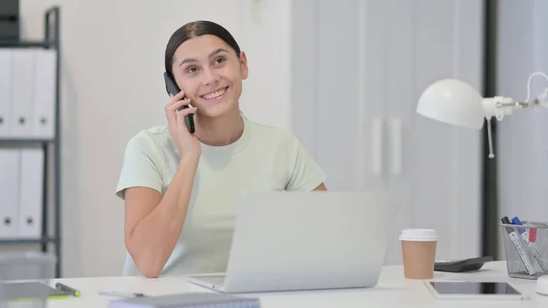 若いラテン語の女性が仕事で電話で話す — ストック写真