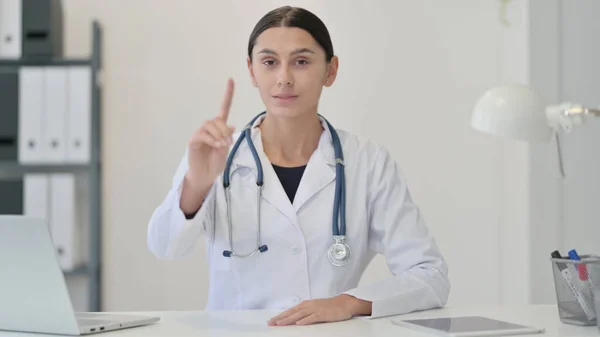 Negar a la doctora agitando el dedo como no — Foto de Stock