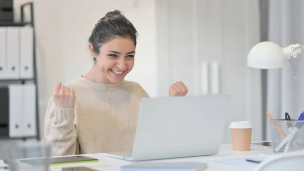 Junge Inderin mit Laptop feiert Erfolg — Stockfoto