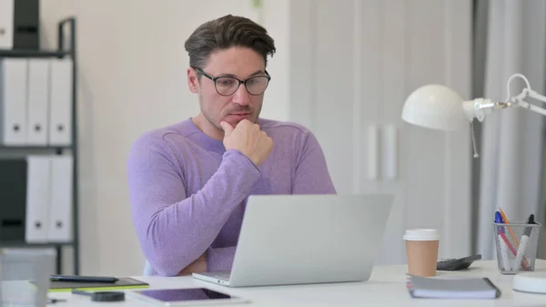 Homme du Moyen Âge avec ordinateur portable, Penser au bureau — Photo