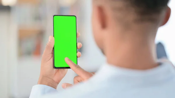 Africký muž pomocí Smartphone se zeleným Chroma Key Screen — Stock fotografie