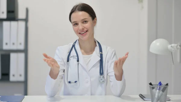 Feminino Doutor Falando em Video Chat — Fotografia de Stock