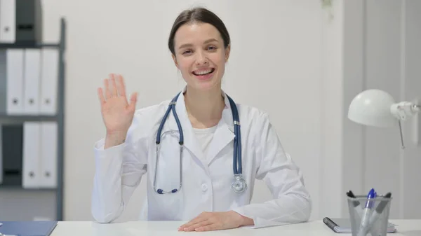 Chat de vídeo on-line por médico feminino na clínica — Fotografia de Stock