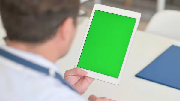 Γιατρός Χρησιμοποιώντας Tablet με πράσινη βασική οθόνη Chroma — Φωτογραφία Αρχείου